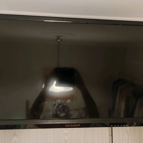 CROWN 32" Full HD TV used for spare parts