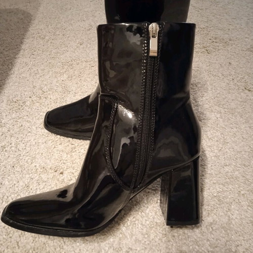 High-heeled patent boots like new, size 36, black