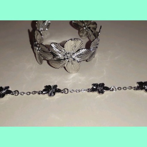 Women's jewelry set new, silver with embossed flower design
