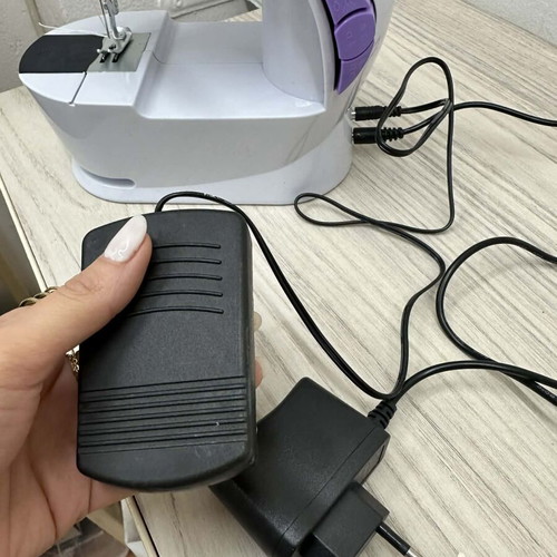 Mini sewing machine new with power and batteries