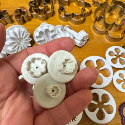 Baking cutters and plungers set 50+ used, flower theme