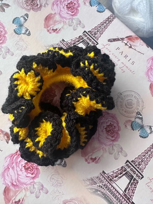 Χειροποίητο πλεκτό scrunchie με βολάν κίτρινο και μαύρο κατόπιν παραγγελίας