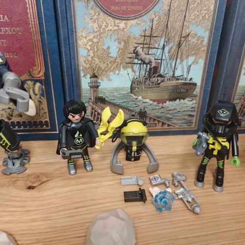Playmobil space mission set like new with robot and exoskeletons