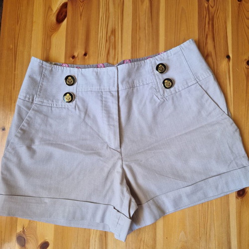 Beige Bermuda shorts size S like new with vintage buttons