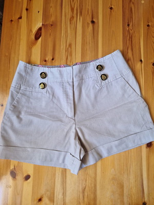 Beige Bermuda shorts size S like new with vintage buttons