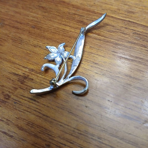 Faux Bijoux Flower Brooch with Rhinestones used, silver color