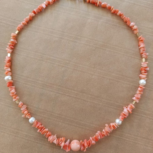 Short necklace with orange coral and 4 white freshwater pearls, new