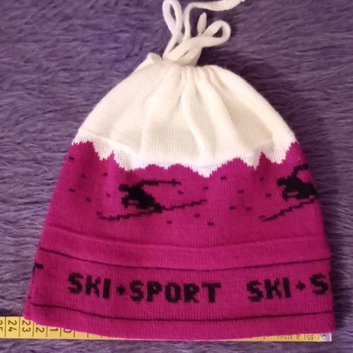 Hat like new, suitable for girl, size S/M, white and purple