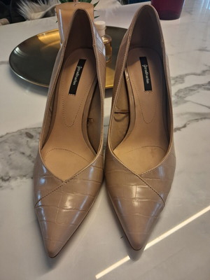 Stradivarius бежови nude обувки на ток номер 39 като нови с подплата на тока