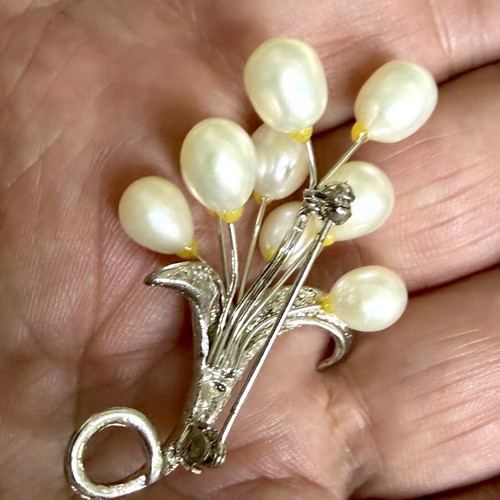 Brooch with 9 natural freshwater pearls and Swarovski crystals new