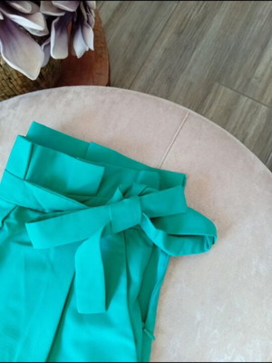 Only bermuda size 38 like new, green, high waist with bow