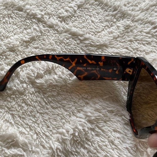 Gucci sunglasses like new, brown