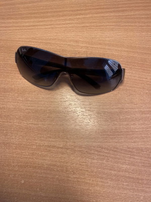 Γυαλιά ηλίου Rayban μεταχειρισμένα, μαύρα με γρατζουνιές