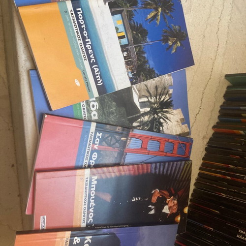Lonely Planet pocket travel guides like new, set of 95