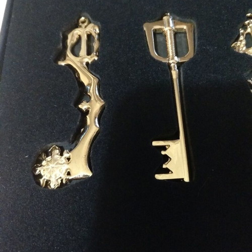 Kingdom Hearts collectible keyblade set with 8 pieces, like new