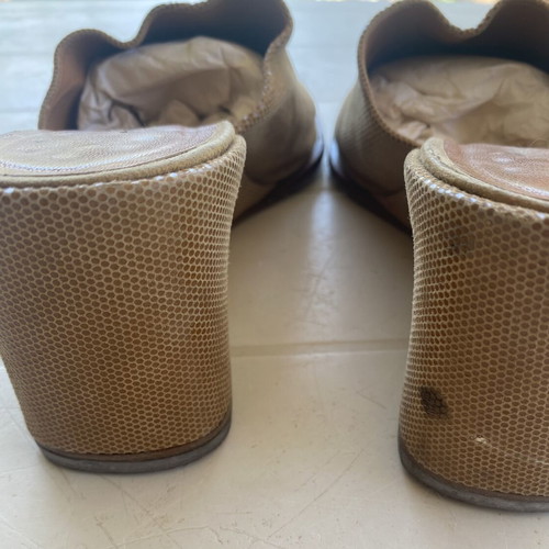 Mule shoes used beige with gold details, comfortable heel