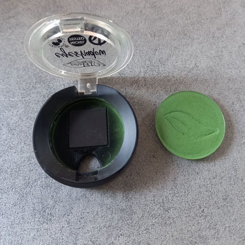 PuroBIO Cosmetics Compact Eyeshadow 17 Green Lawn like new, matte green