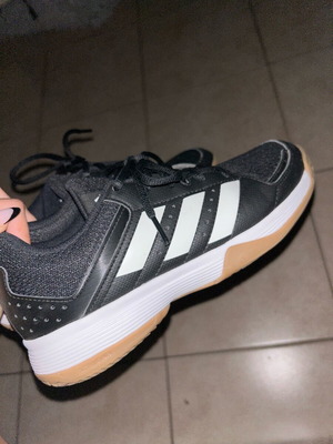Adidas sneakers like new for indoor court