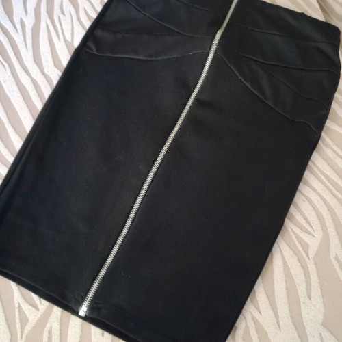 Stradivarius black tight skirt like new with zipper