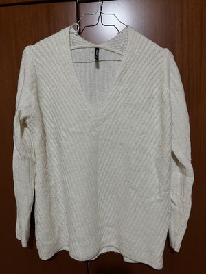 Stradivarius white V-neck sweater, warm