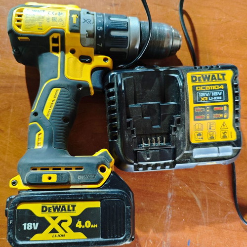 Dewalt DCD796 drill used with 4AH battery and charger