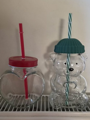 Set of 2 glass cups with lids