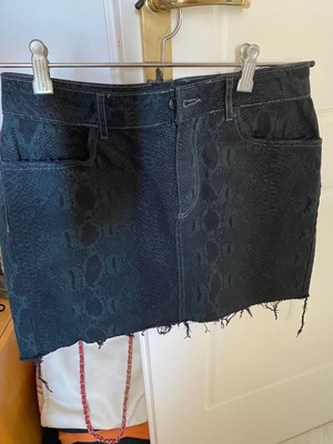 Bershka denim skirt with frayed edges used, size 38, black