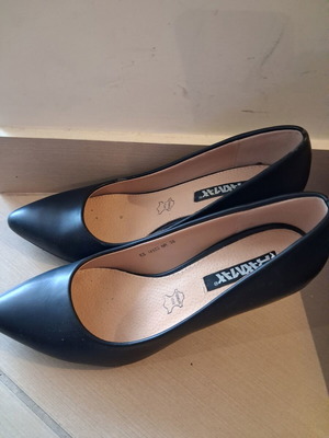 Mac Collection pumps like new, 9 cm heel, size 38, black