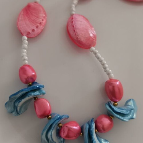Necklace with seashell chips and mother of pearl painted, new