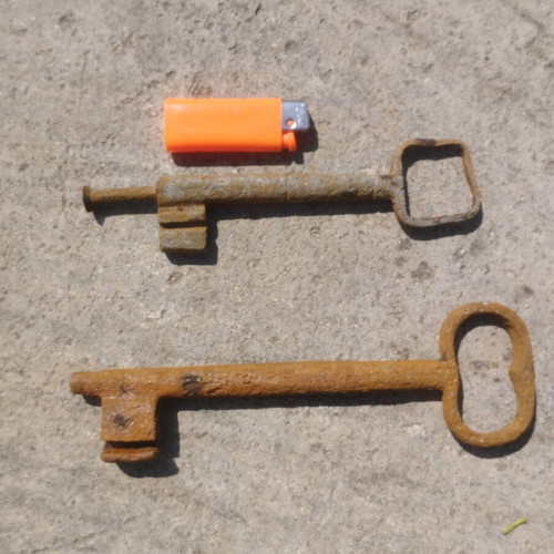 Antique keys used, pack of 2, very large