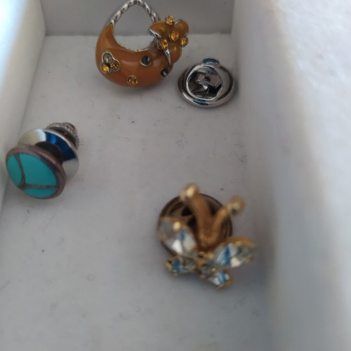 Vintage pin set small, like new, 3 pieces