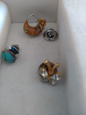 Vintage pin set small, like new, 3 pieces