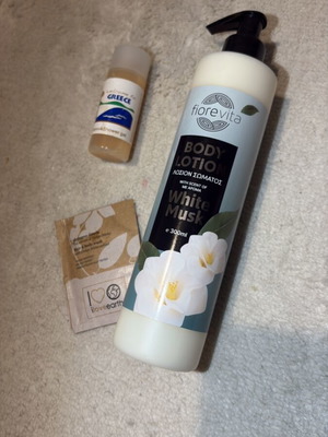 Body lotion white musk with gift samples like new