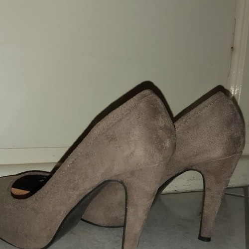 Bozikis suede pumps like new, size 37, brown tobacco color