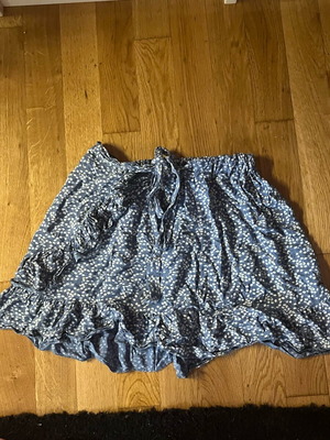 Skirt like new, soft and cool fabric