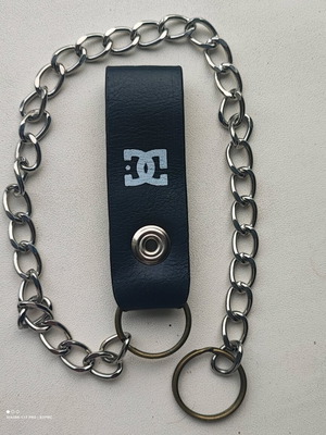 DC Shoes leather keychain with chain new, black