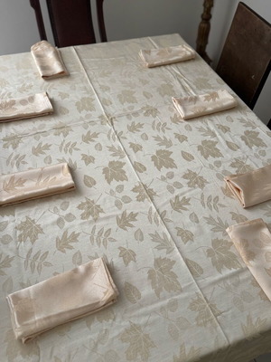 Tablecloth sugar color with 8 napkins like new