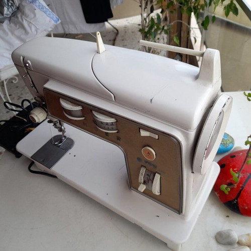 Singer 700 sewing machine used in very good condition