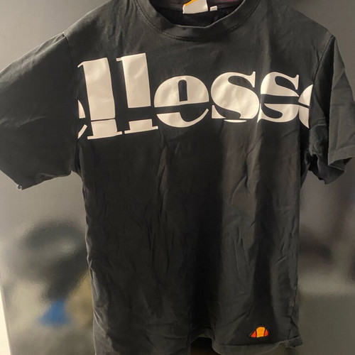 Ellesse T-shirt Large used, black with minimal logo print