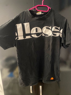 Ellesse T-shirt Large used, black with minimal logo print