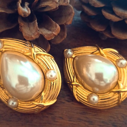 Vintage clip-on earrings with faux pearls and gold tone, like new