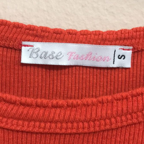 Red short-sleeve T-shirt used, size Small