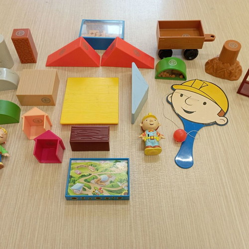 Bob the Builder figures like new with magnetic pieces set and mini paddle