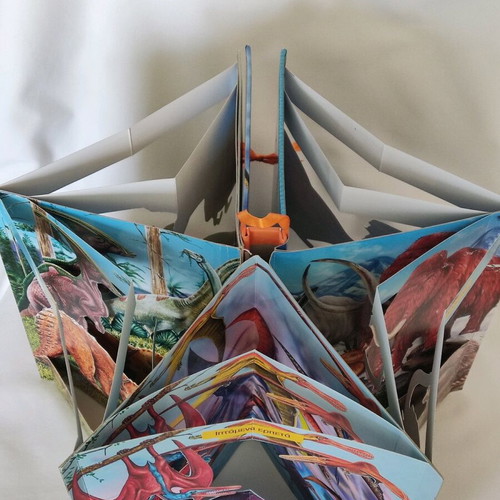 Dinosaur Carousel Book like new with 5 three-dimensional scenes