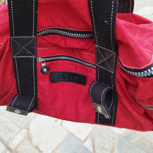Travel sack with multiple compartments, red