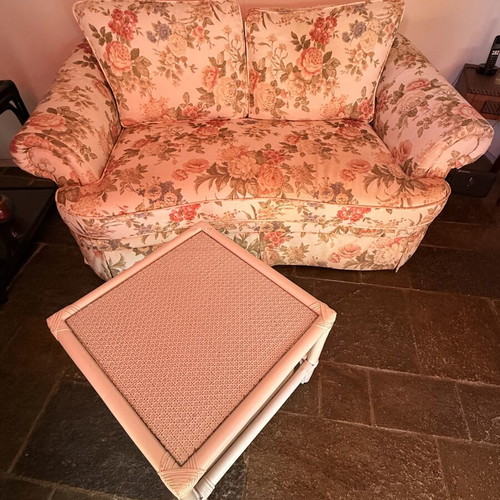 Two-seater sofa with table like new
