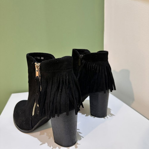 Black ankle boots with fringes and thick heel size 39 used
