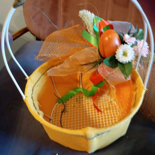 Vintage Easter basket like new with egg and flowers