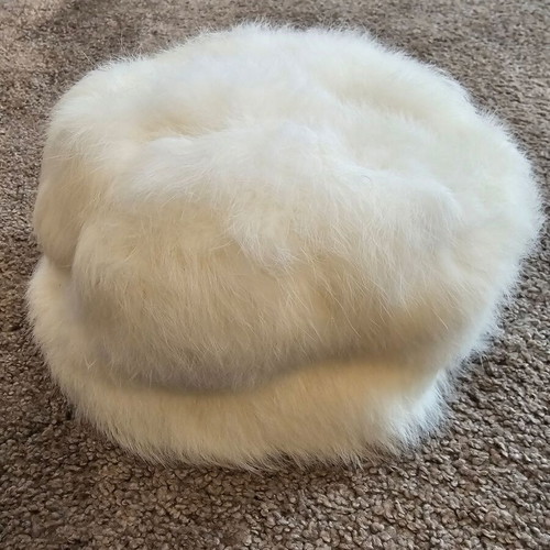 Fur hat white size M like new