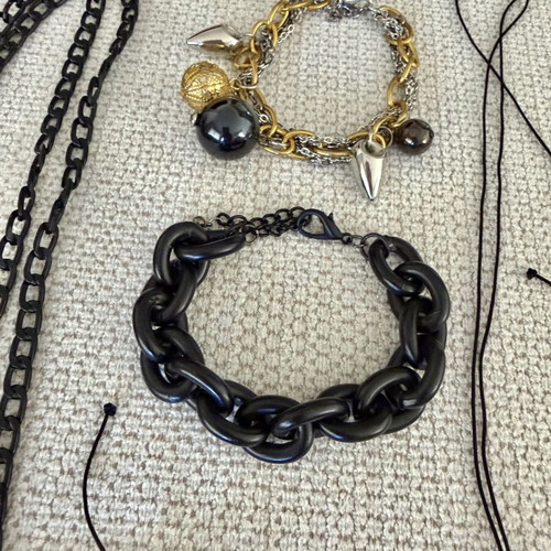 Jewelry set like new, 4 bracelets, 1 necklace, 1 glasses chain black and silver